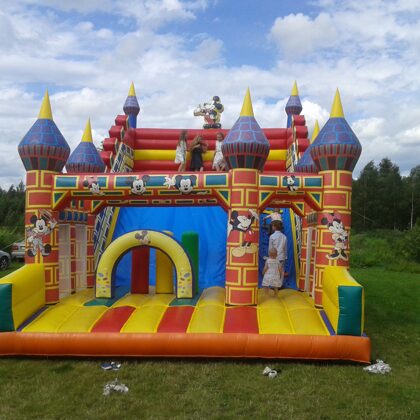 Uzpūšamo atrakciju noma.