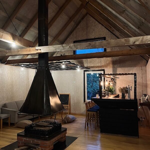 kamīns ,bāra lete kāzu ēkā.