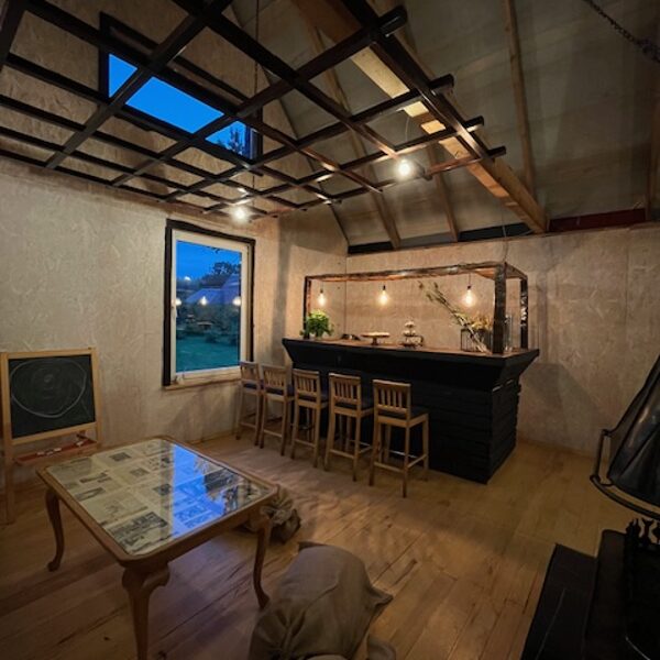 Bāra lete kāzu ēkā.