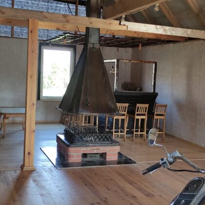 Kamīns un bāra lete Kāzu ēkā.