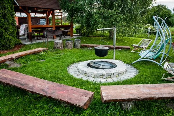 Ugunskura vieta ar katlu un lielo čuguna pannu.