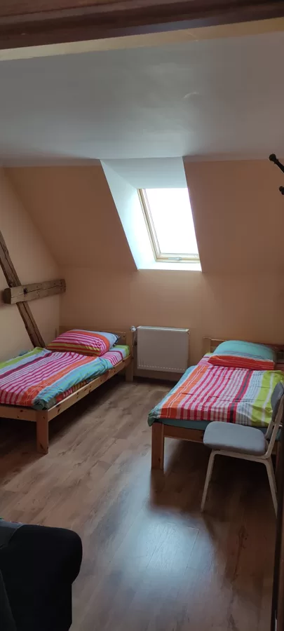 Numuriņš ar divvietīgu dīvānu un divām vienvietīgām gultām Nr.2.