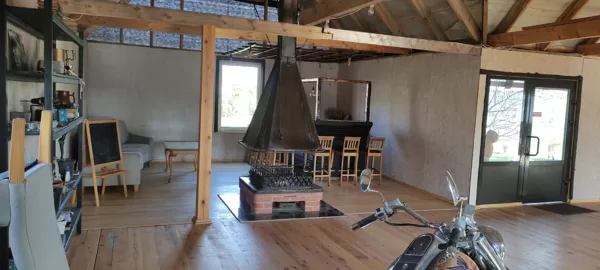 Kamīns un bāra lete Kāzu ēkā.